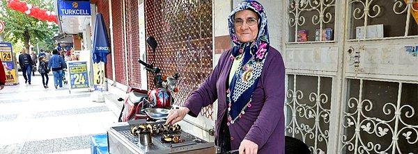 70 yaşındaki Ayşe Teyze, ekmeğini kestaneden çıkarıyor.