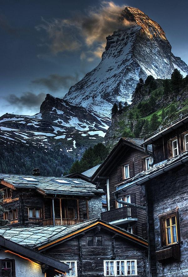 1. Karlı tepelerin altında, Zermatt'ın ahşap evlerine bakınca gözümüz hemen Karadeniz evlerine kayıyor...