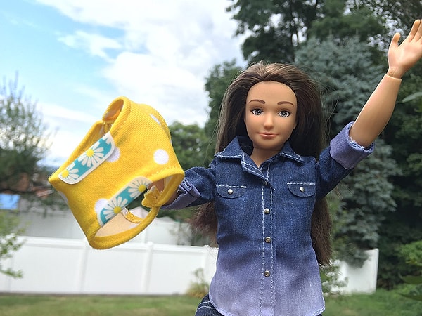 другие считают, что детям, играющим в куклы, это знать пока еще рано.