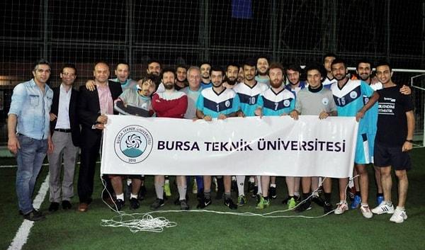 13. Gün geçmiyordu ki, Bursa Teknik Üniversitesi'nde yenilikler olmasın. Pinhani okulumuza geldi. Bizimle halı saha maçı bile yaptı.