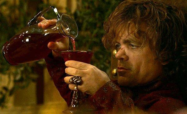 5. Her saniye kelle koltukta yaşarken şarap fıçısının içine düşmesini yadırgamadığımız Lannister'ların Tyrion.