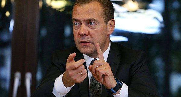 Başbakan Medvedev'den 'projeleri dondurun' talimatı