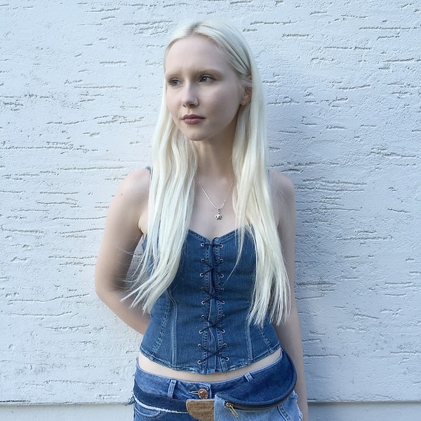 И несмотря на это, мы видим, что натуральный цвет ее кожи очень и очень светлый и без использования фотошопа