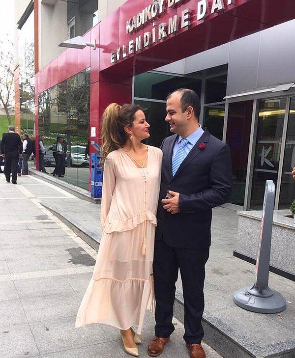 İkilinin nikahı, Kadıköy Evlendirme Dairesi'nde aile dostlarının katıldığı sade bir törenle kıyıldı.
