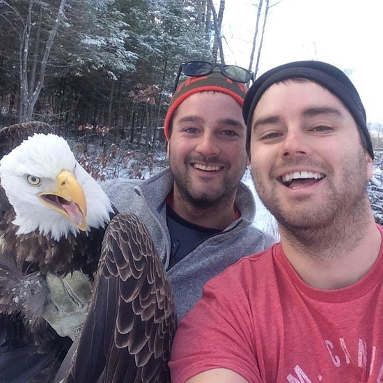 İki Kardeş Kurtardıkları Kartal ile Muazzam Bir Selfie Çekti!