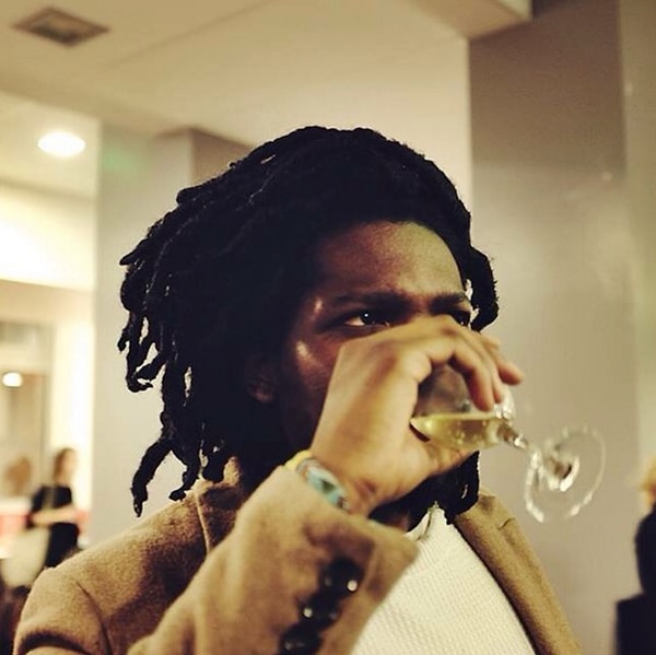 3. Французский парень справляется с жаждой, потягивая вино.