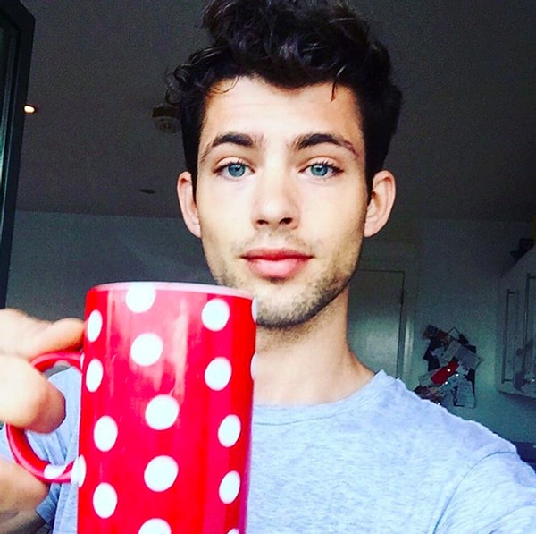 11. Милый голубоглазый симпатяга решил воспользоваться не менее милой кружкой в горошек, чтобы справиться со своей жаждой.