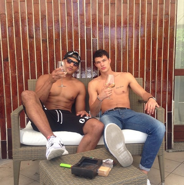 19. Два красавца с бокалами.