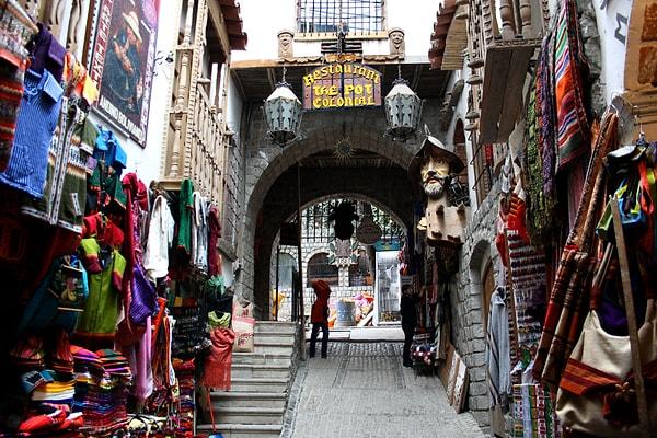 Bolivya'nın La Paz kentinde herkesi şaşırtan bir pazar mevcut.