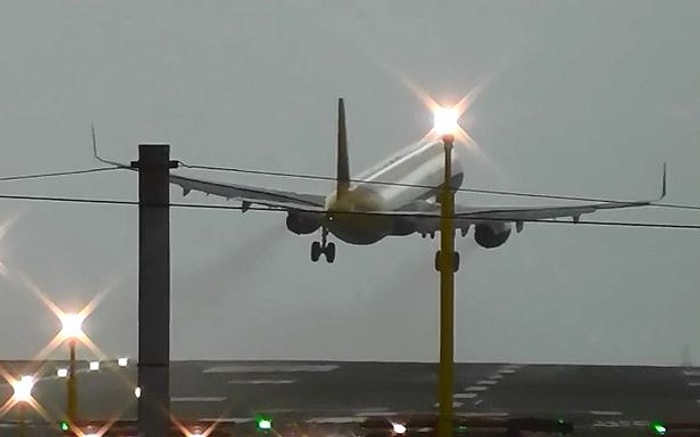 Çapraz Rüzgarlar Nedeniyle İniş Yapamayan Yolcu Uçağı Korku Dolu Anlar Yaşattı