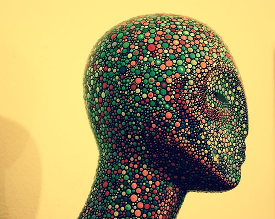 Более 100 000 разноцветных точек на манекене, сделанных вручную