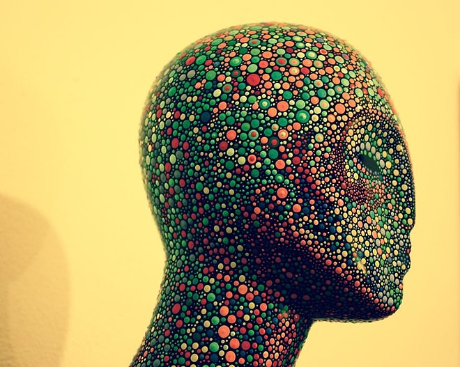 Более 100 000 разноцветных точек на манекене, сделанных вручную