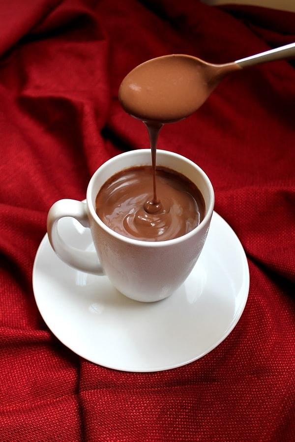 8. Sıcak çikolatayı şöyle puding gibi yoğun seviyorsanız sizin damak zevkiniz tam İtalyanlarınki gibi...