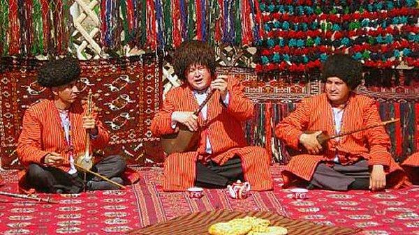 Türk, Altay, Anadolu ve Azeri efsanelerinin en iyi bilinenlerinden biri olan Köroğlu destanı, söylendiği ülkeye göre farklılıklar gösteriyor.