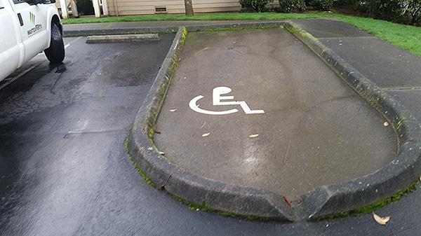 10. Gerçekten takdire şayan bir engelli park yeri tasarımı
