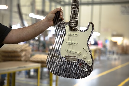 Tamamiyle Mukavvadan Yapılan Stratocaster Fender Gitar