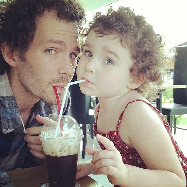 25. Милкшейк еще вкуснее, если пить его с папой из одного стакана!