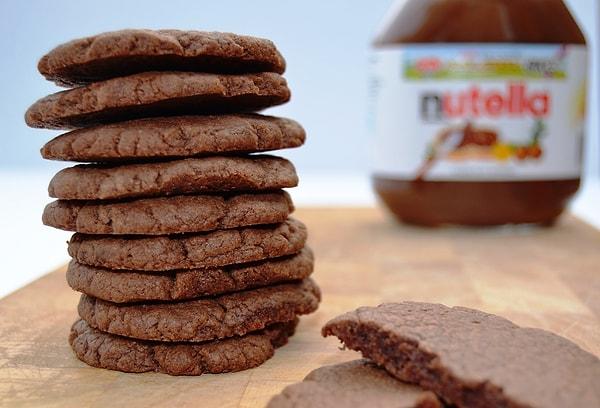 10. Nutella'nın yakışmadığı bir şey yok eh durum bu olunca az malzemeli bir kurabiye yapmak şart oldu!