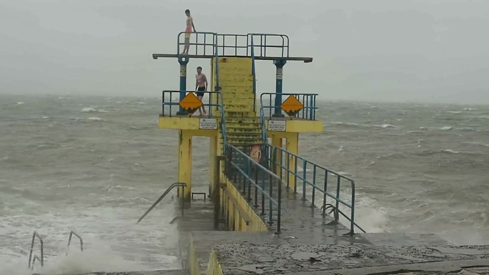 Şiddetli Fırtınada İskeleden Okyanusa Atlayan Çılgın İkili