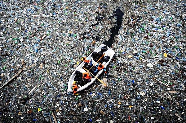2. Her yıl binlerce ton plastik atık "benden sonrası tufan" zihniyetiyle okyanuslara dökülüyor.