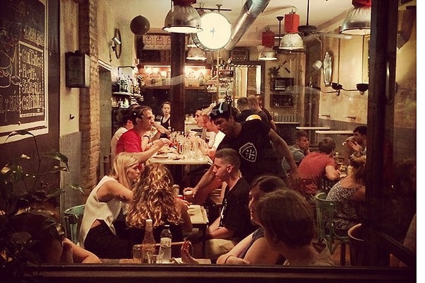 6. Не удивляйтесь тому, что рестораны и кафе работают до полуночи, а на улицах очень оживленно.