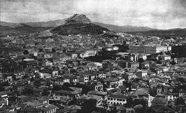18. Aynı günlerde Anadolu’nun işgaline karşı çıkan 117 Yunanlı sosyalist de Atina’da kurşuna dizilir.