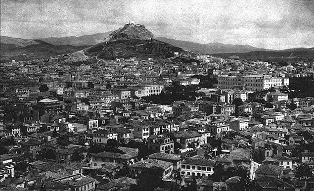 18. Aynı günlerde Anadolu’nun işgaline karşı çıkan 117 Yunanlı sosyalist de Atina’da kurşuna dizilir.