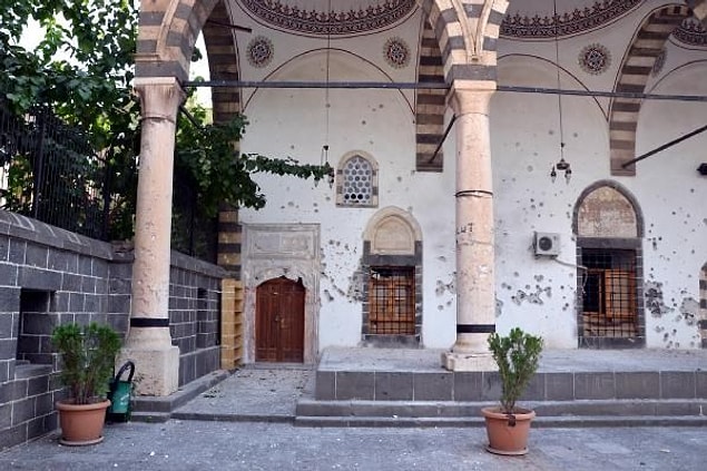Cami daha önceki çatışmalarda ağır hasar görmüştü...