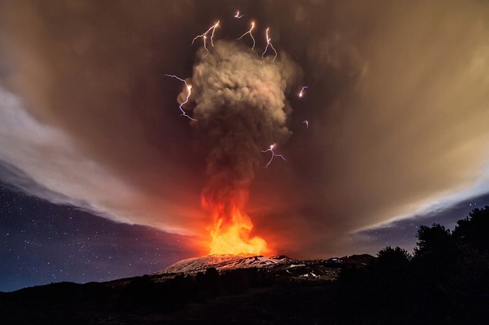 Geçtiğimiz Günlerde Yeniden Faaliyete Geçen Etna Yanardağı'ndan 14 Muhteşem Görüntü