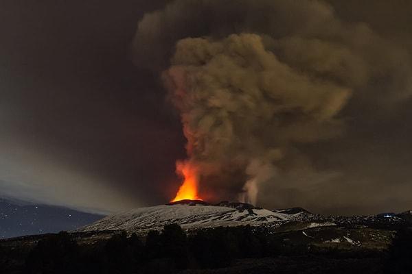 8. Konuyla ilgili konuşan bilim insanları, yanardağın son dönemde giderek daha aktif hale geldiğini belirtiyorlar.