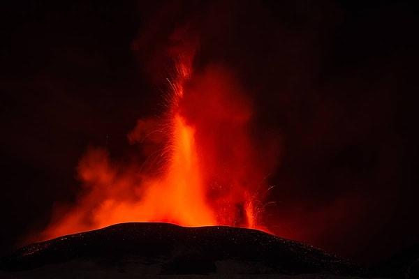 10. Etna tarihine bakıldığında, belki bir Vezüv değil ama en az onun kadar tehlikeli olduğu şüphe götürmez.