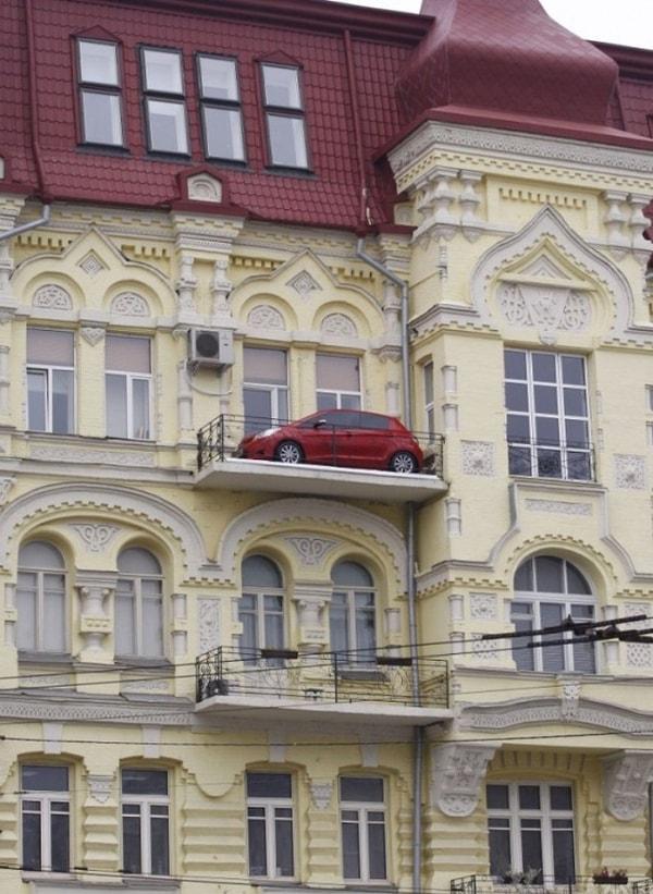 9. Balkonlarda at falan görmeye alışığız ama o arabanın orada ne işi olabilir? Nasıl oraya geldi?