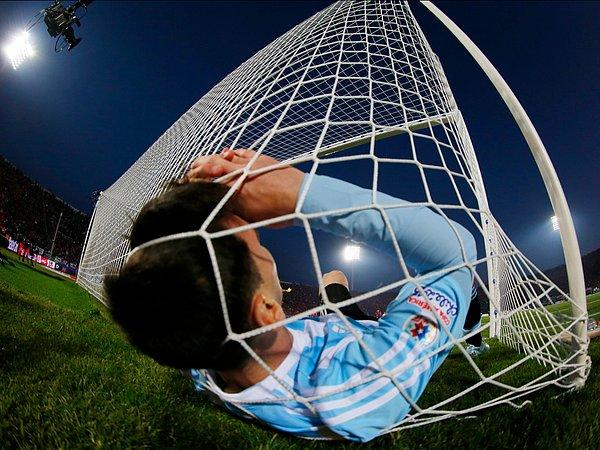 4. Arjantin milli takımından Messi, Şili ile Copa America için yaptıkları final maçı sırasında ağlara düşmüşken, 4 Temmuz 2015.