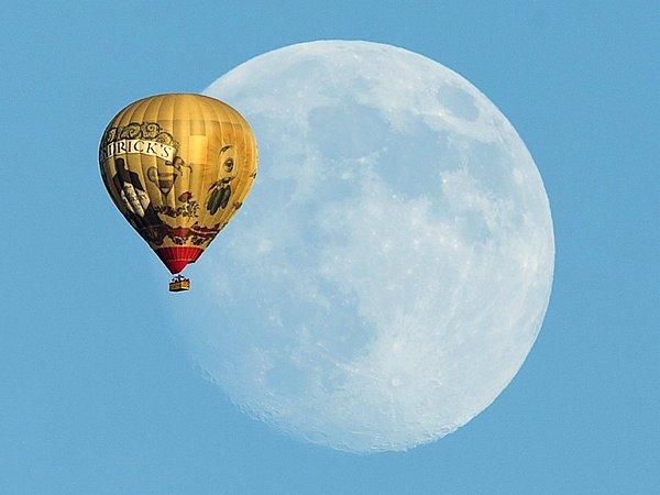 5. Rancho Santa Fe, California'da bir sıcak hava balonu ayın önünden geçerken, 25 Eylül 2015.