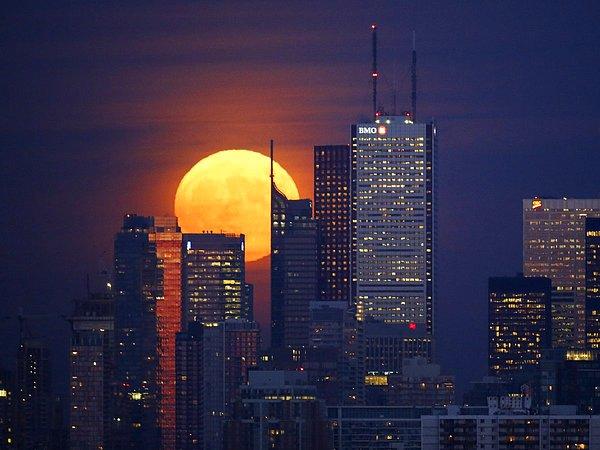 18. Toronto'nun banka ve finans kuruluşlarının yoğun olarak bulunduğu bir semtinde yükselen ay, 25 Kasım 2015.