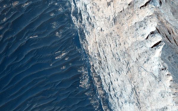 5. Mars'ın yüzeyinde bulunan Ophir Chasma isimli kanyon.