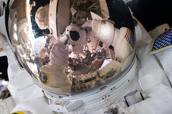 21. Yine Scott Kelly tarafından çekilmiş bir fotoğraf. Fakat bu sefer bir astronot selfie'si.
