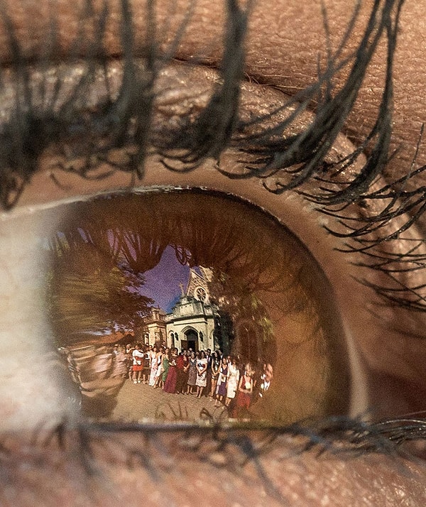 Невеста смотрит на гостей свадьбы