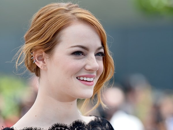 1. Эмма Стоун поделилась воспоминаниями о панических атаках, которые у нее были в детстве, с журналом “Wall Street”.