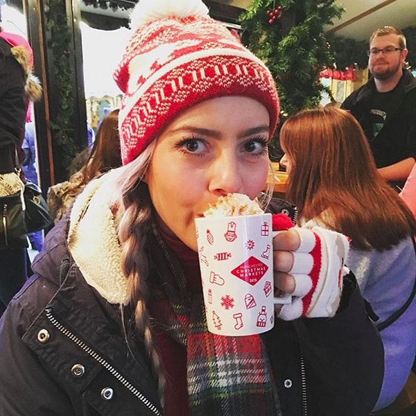 Кроме того, зима – превосходное время года, чтобы поглощать вкуснейшие горячие напитки целыми галлонами! Особенно, если их наливать в праздничные кружки…