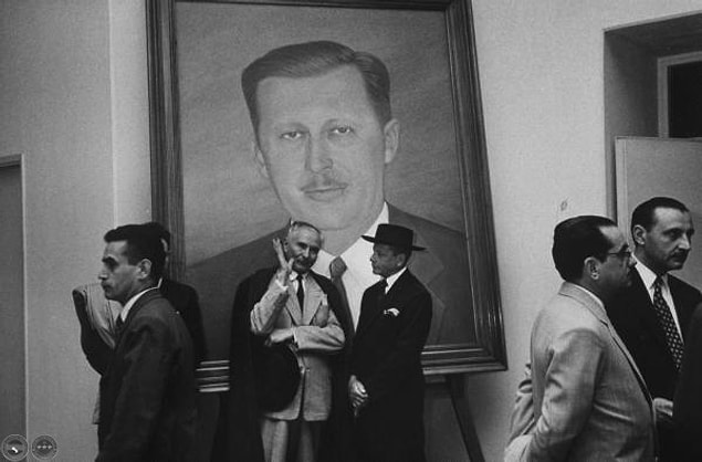 3. Stroessner, aslen bir Alman göçmenin oğludur. Fakat İspanyol kökenli zengin bir Paraguaylı ailede büyür.