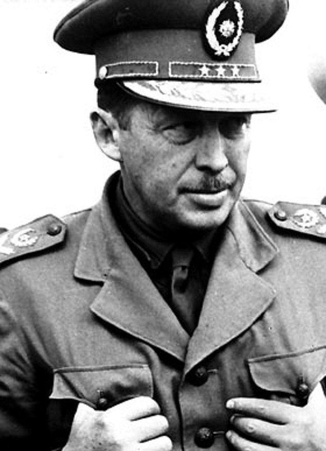 5. 1948 yılına gelindiğinde Stroessner, Güney Amerika'daki en genç generaldir.
