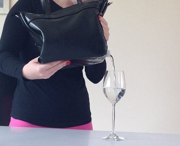 10. В этой женской сумочке фляжка уже встроена