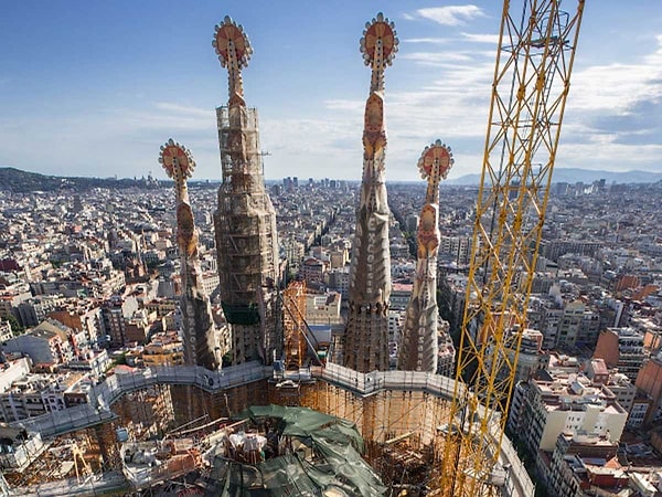И знаменитый собор Антони Гауди Sagrada Familia (Храм Святого Семейства) покорился двум друзьям!