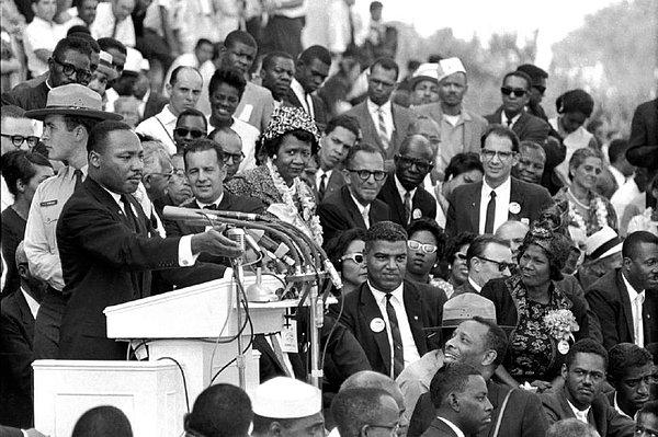 8. 1964 yılında Sivil Haklar Yasası ve 1965 yılında siyahlara da oy hakkı veren yasa kabul edildi.