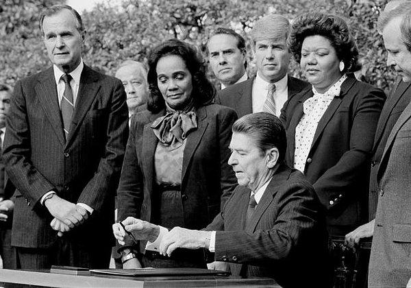 24. Öldürülmesinden 16 yıl sonra, Başkan Ronald Reagan; her Ocak ayının 3. Pazartesi gününü Martin Luther King Jr Day adıyla resmi tatil ilan etti.