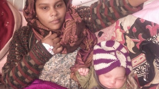 Delhi'de Hamile Bir Kadın Uber Arabasında Doğum Yaptı