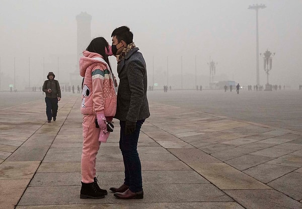 Площадь Тяньаньмэнь в Пекине, Китай, 1 декабря. В столице и северных городах был зафиксирован максимальный уровень загрязнения воздуха за год, уровень достиг красной отметки в Пекине 7 декабря.