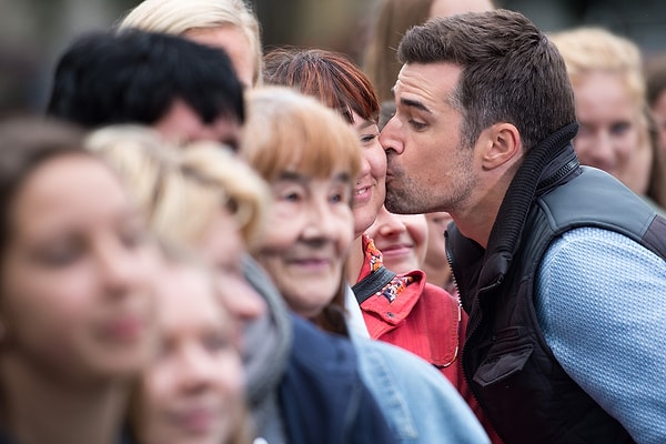 Джо Вайль установил мировой рекорд по скорости поцелуев, расцеловав 63 женщин за 30 секунд. Кельн, Германия, 1 сентября.