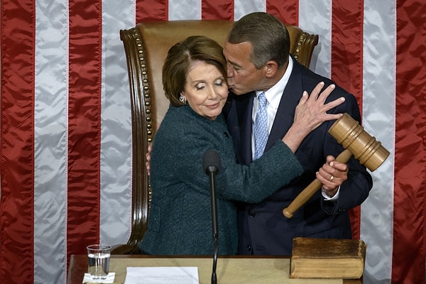 Лидер фракции меньшинства в Палате представителей Конгресса США Нэнси Пилоси передает молоток Джону Бейнеру, бывшему спикеру Палаты, во время вступления в должность 6 января.